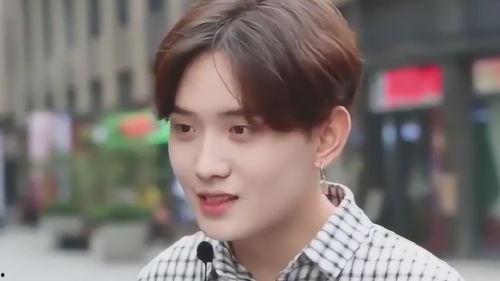 吃瓜遇到情侣吵架视频,吃瓜群众围观热议