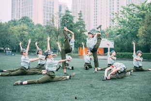 凉亭吃瓜军训跳舞视频