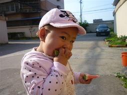 美女吃瓜和人说话视频,视频走红网络