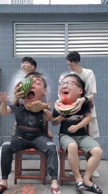 小伙围观吃瓜新闻视频,揭秘网络热点背后的故事