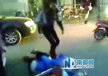 女子打人吃瓜事件视频播放,视频播放引发热议