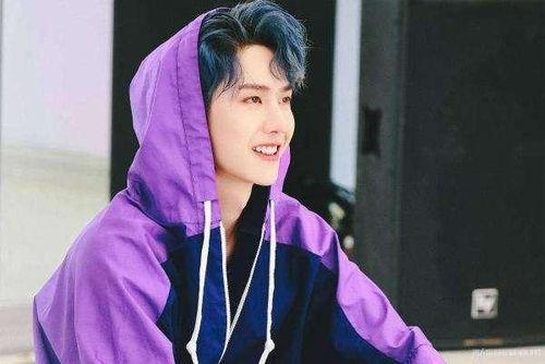 王一博吃瓜饼视频,趣味视频引网友热议