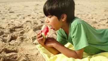 西瓜男孩吃瓜视频